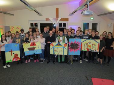 Am Ende eines bewegten Tages – Die Diakone des mitteldeutschen Pastoralkurses mit Jugendpfarrer Alexander Best (Mitte) und die Schüler der Klasse R9a und b der Lichtbergschule Eiterfeld nach ihrem gemeinsamen Nachmittag mit Gesprächen und geistlichen Workshops